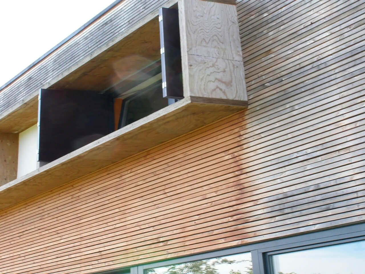 На фото бревенчатая стена